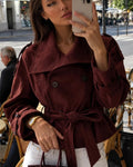 Audrey bunda s lichotivým vysokým límcem z umělého semiše, s páskem