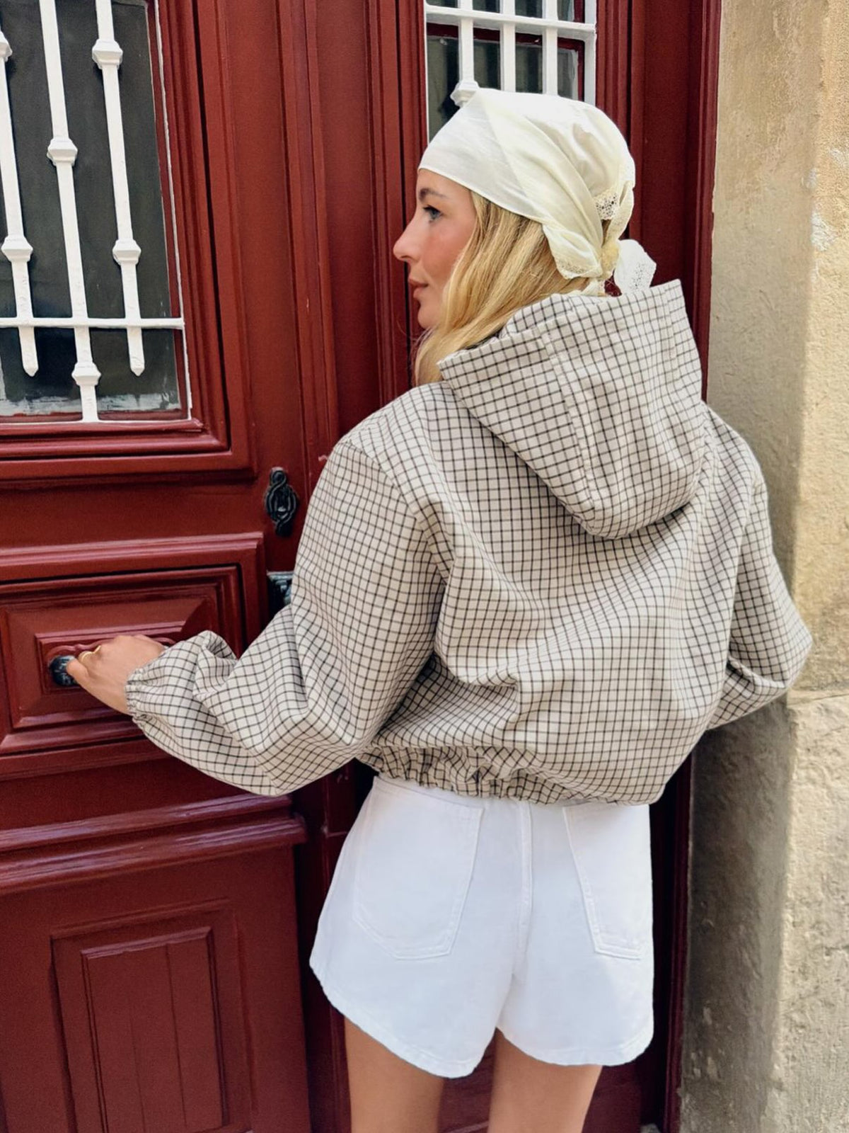 Daniela kostkovaná zkrácená bunda s kapucí