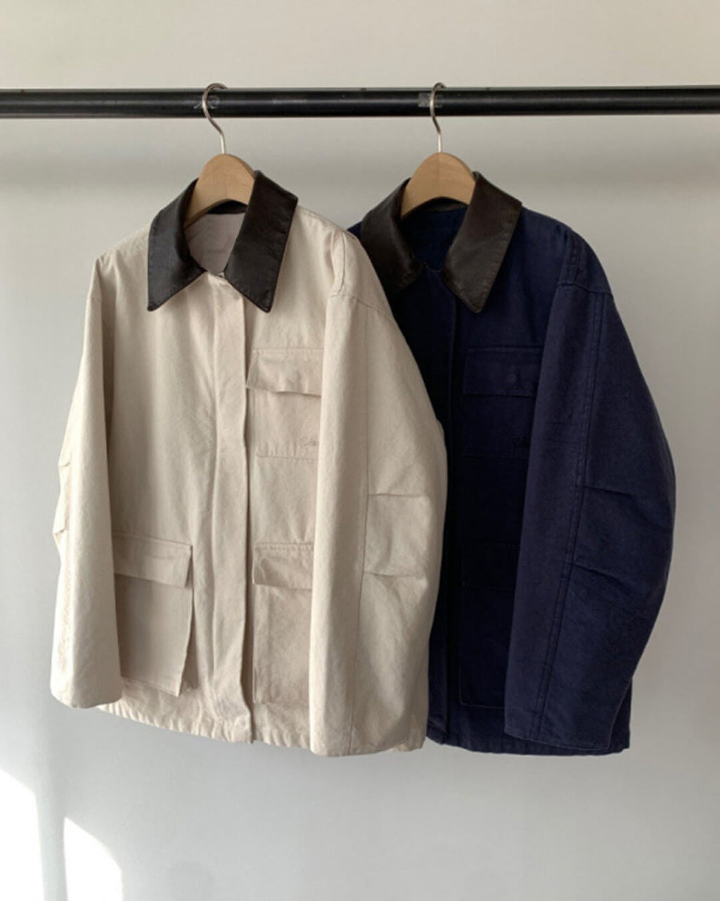 Lena bunda s kontrastním límečkem ve stylu utility