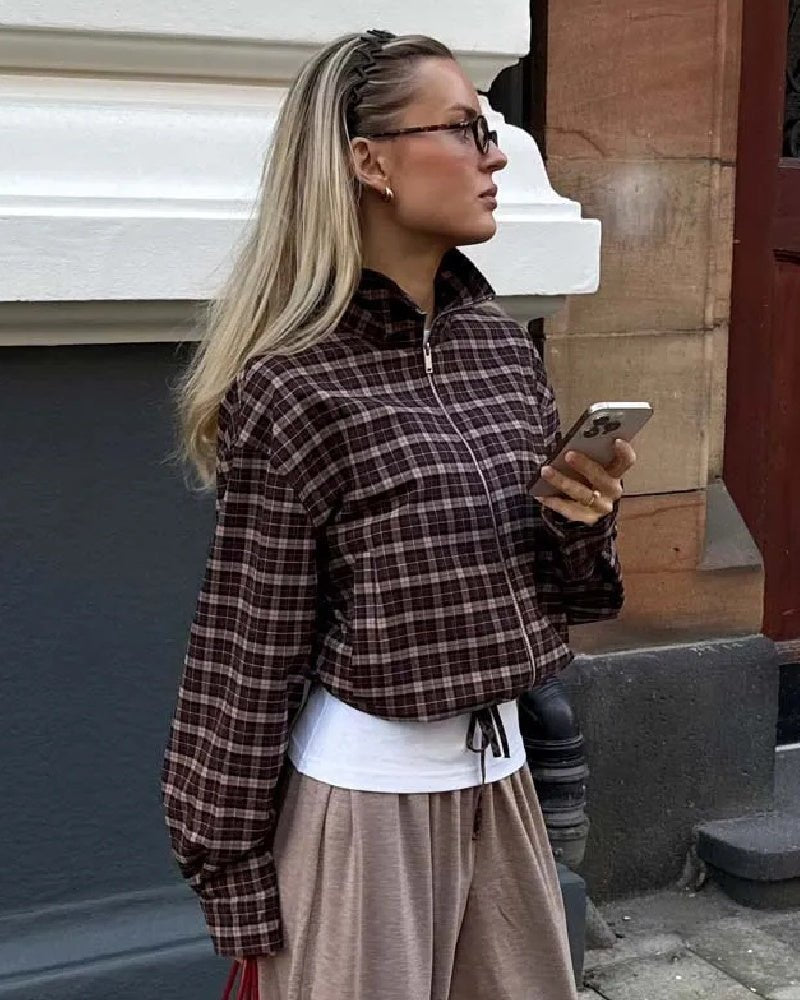 Růžový kabát s vysokým límcem a kostkovaným vzorem na zip