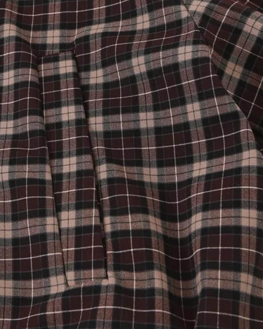 Růžový kabát s vysokým límcem a kostkovaným vzorem na zip