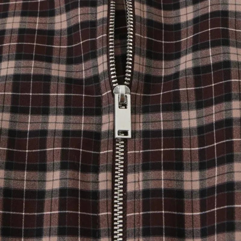 Růžový kabát s vysokým límcem a kostkovaným vzorem na zip