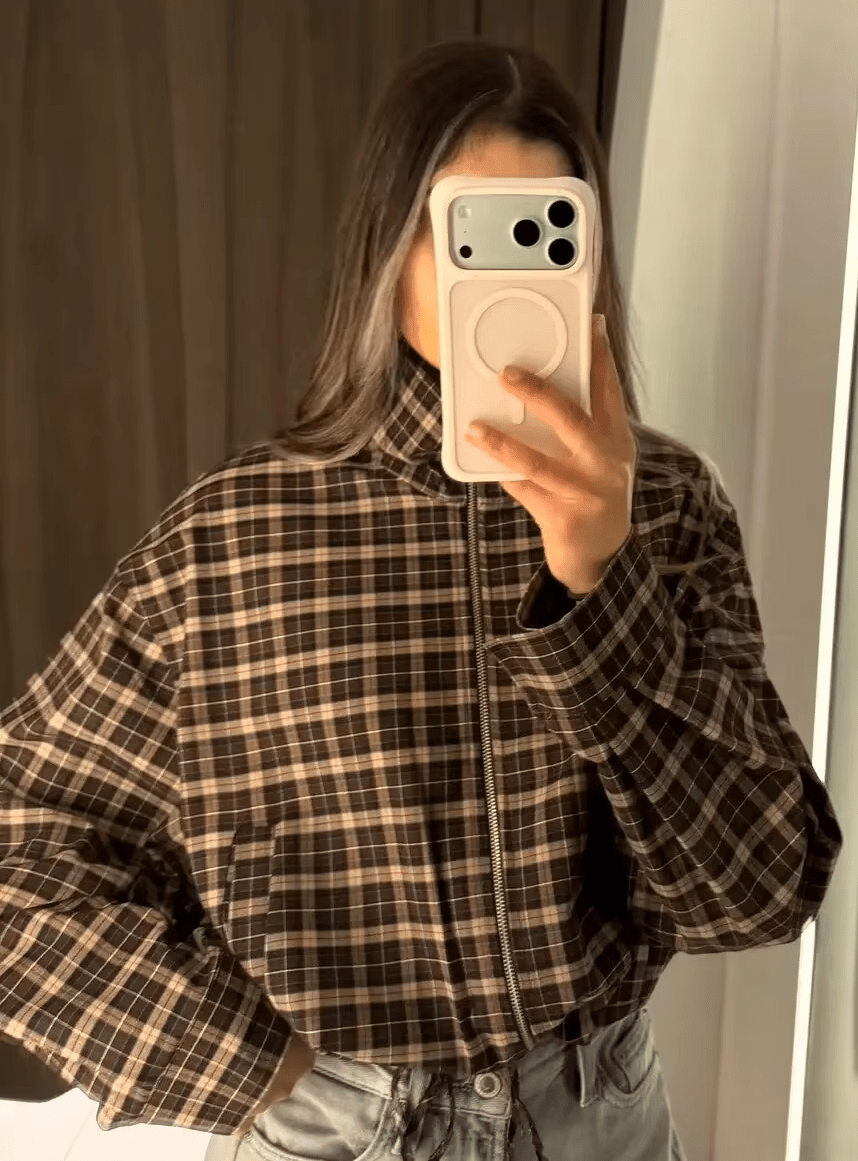Růžový kabát s vysokým límcem a kostkovaným vzorem na zip