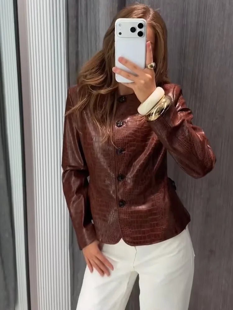 Sandra bunda z umělé kůže s krokodýlím reliéfem