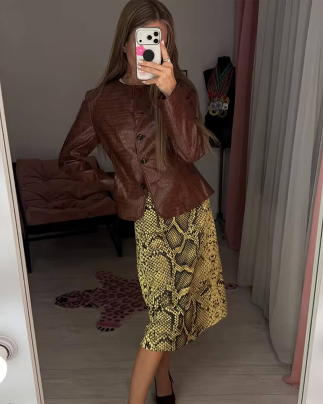 Sandra bunda z umělé kůže s krokodýlím reliéfem