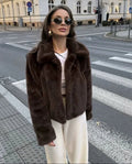 Abby krátký kabát s límcem z umělé kožešiny