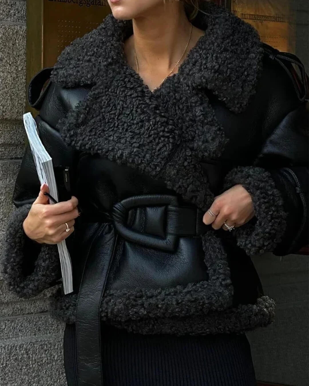 Krátká koženková bunda Cora s páskem