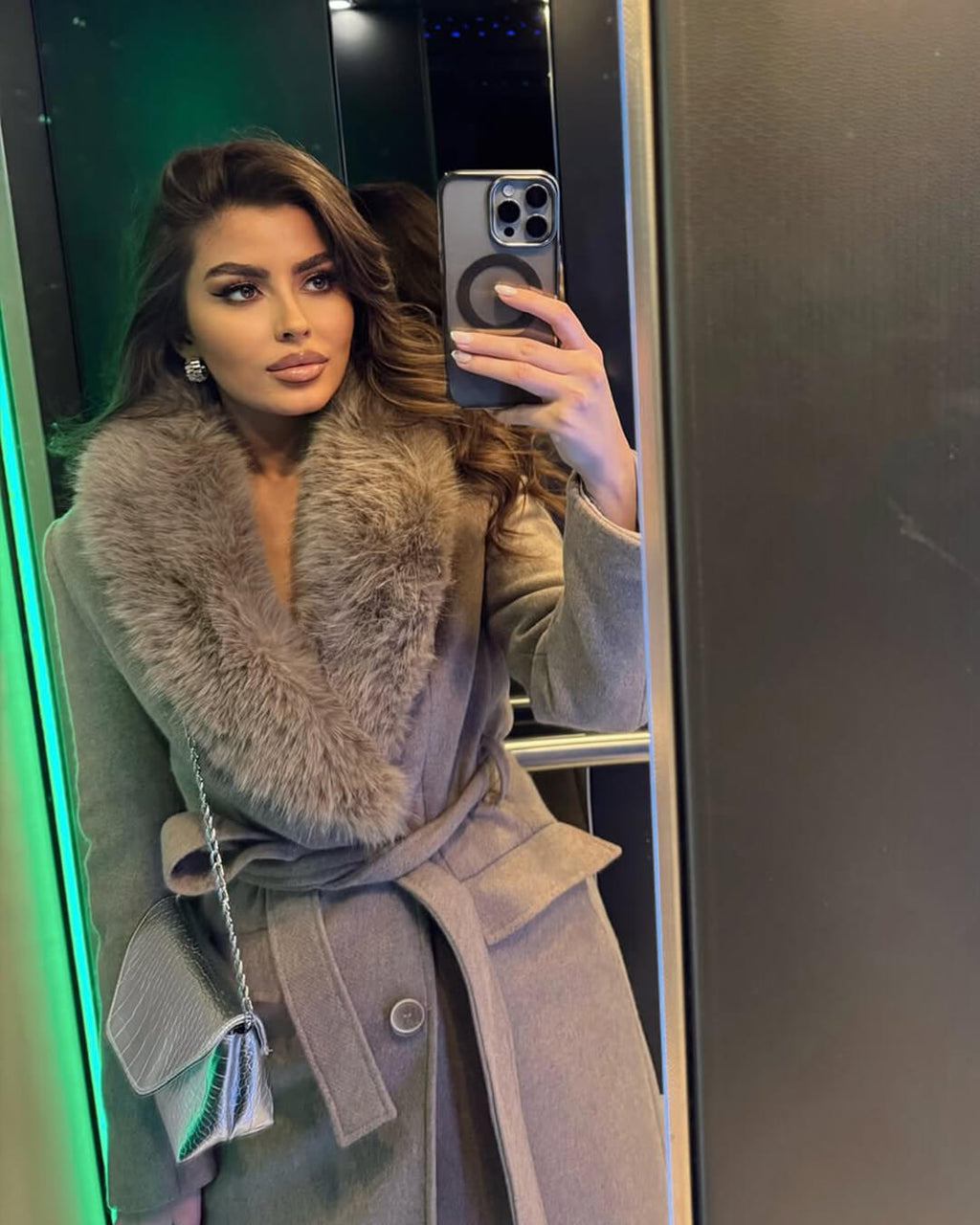 Flora maxi kabát s límcem z umělé kožešiny