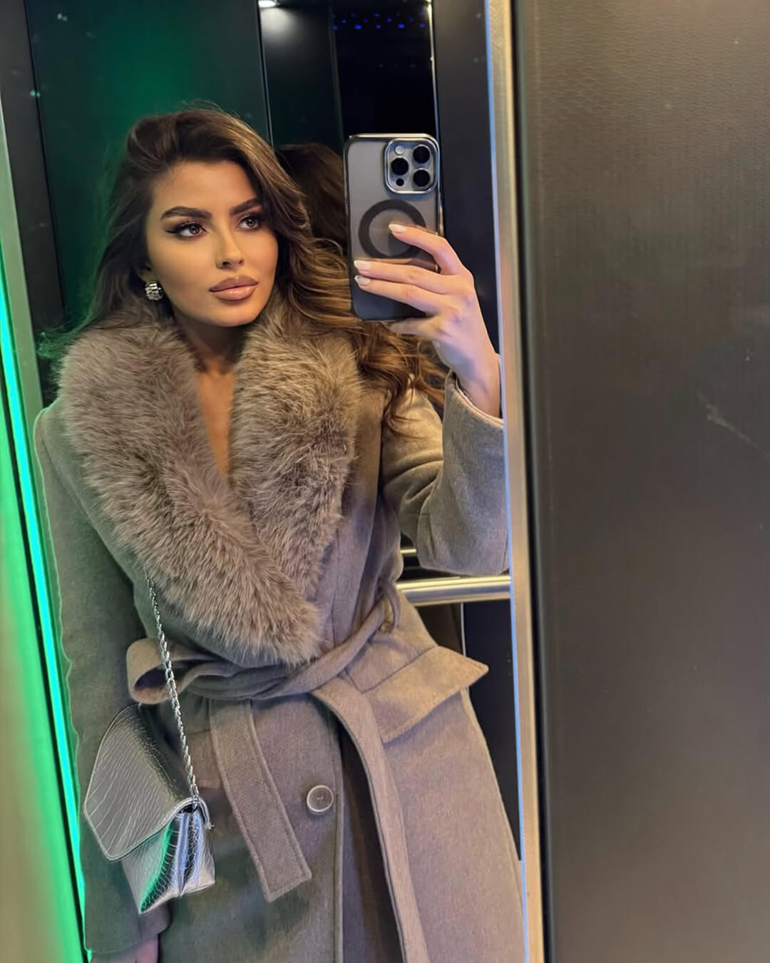 Flora maxi kabát s límcem z umělé kožešiny