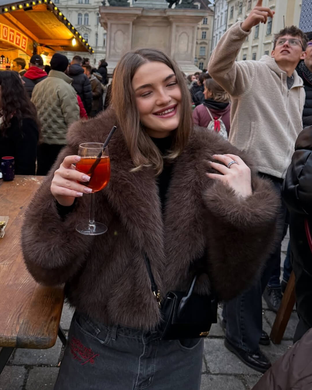 Ivy krátký kabát s kapucí z umělé kožešiny