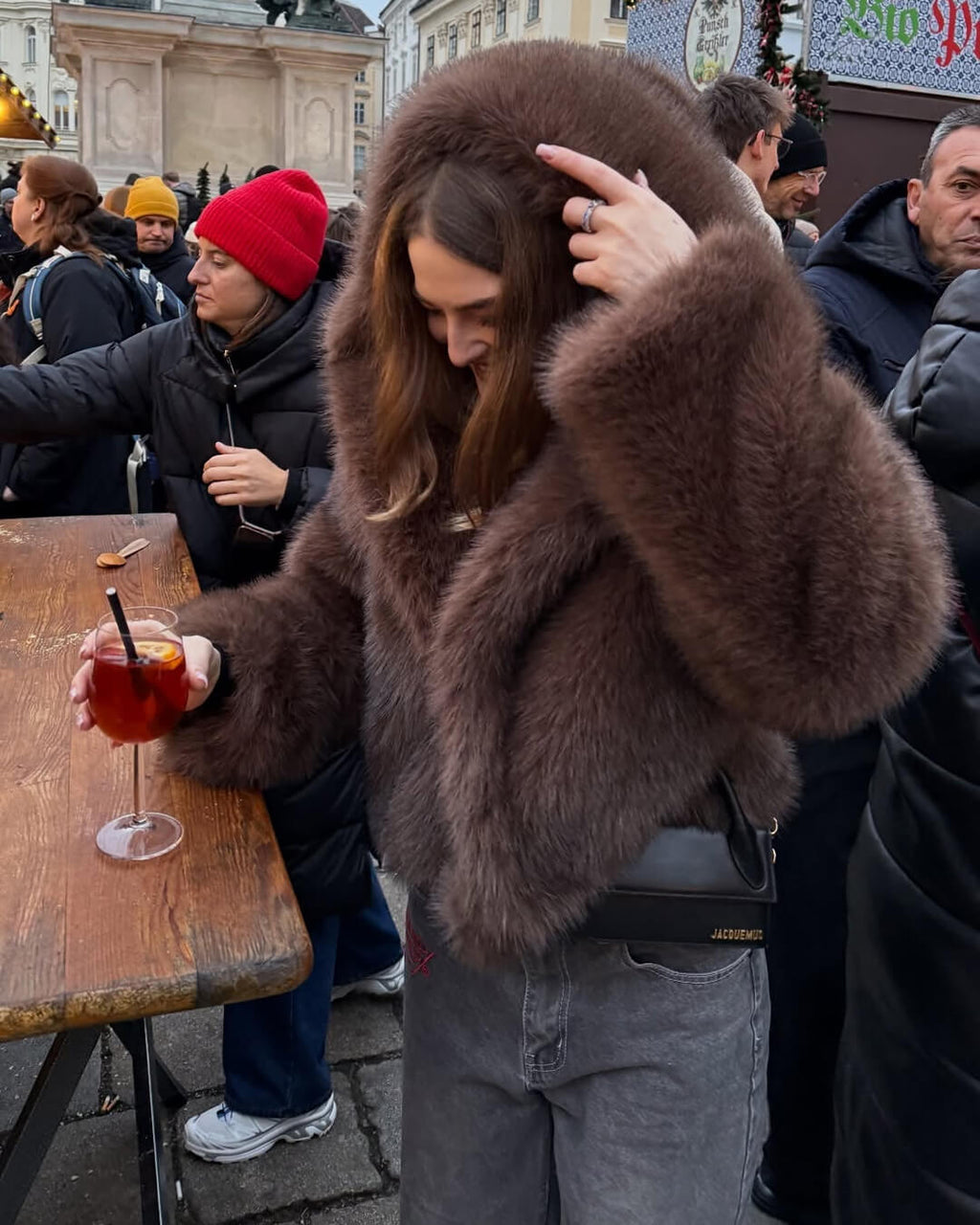 Ivy krátký kabát s kapucí z umělé kožešiny