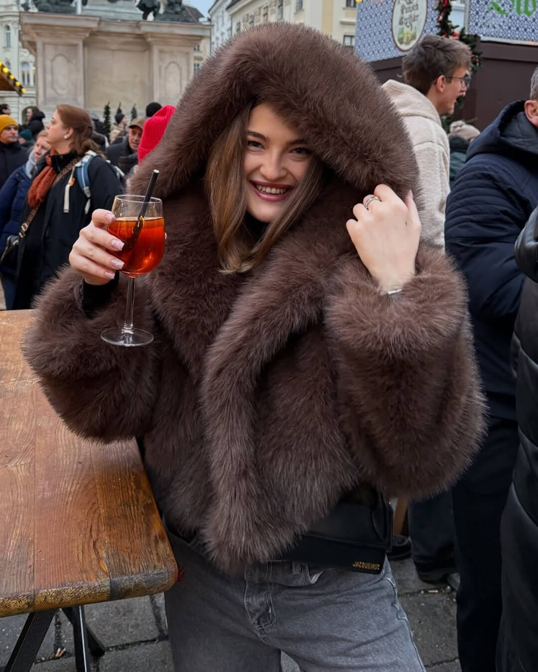 Ivy krátký kabát s kapucí z umělé kožešiny