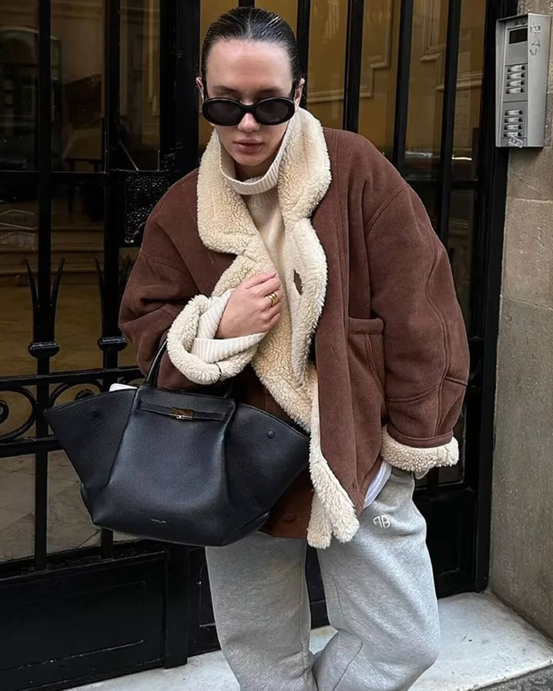 Leona bunda z umělé kůže