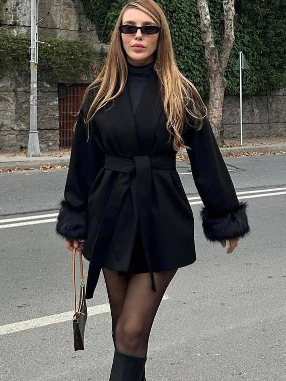 Vlněný zavinovací kabát s manžetami z umělé liščí kožešiny