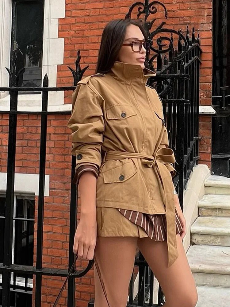Ellie bunda s vysokým límcem a páskem + skort