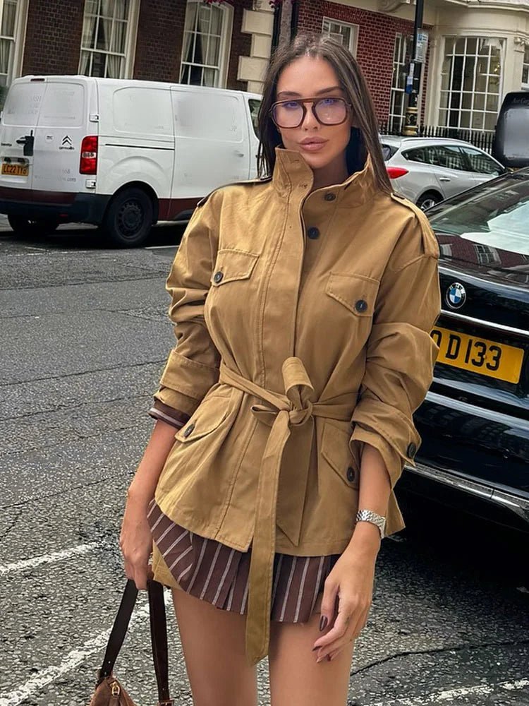 Ellie bunda s vysokým límcem a páskem + skort