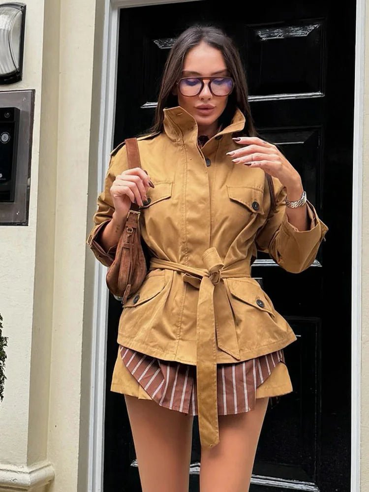 Ellie bunda s vysokým límcem a páskem + skort