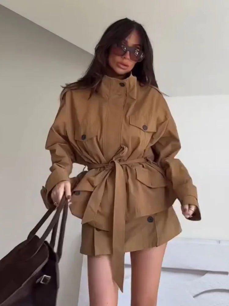 Ellie bunda s vysokým límcem a páskem + skort