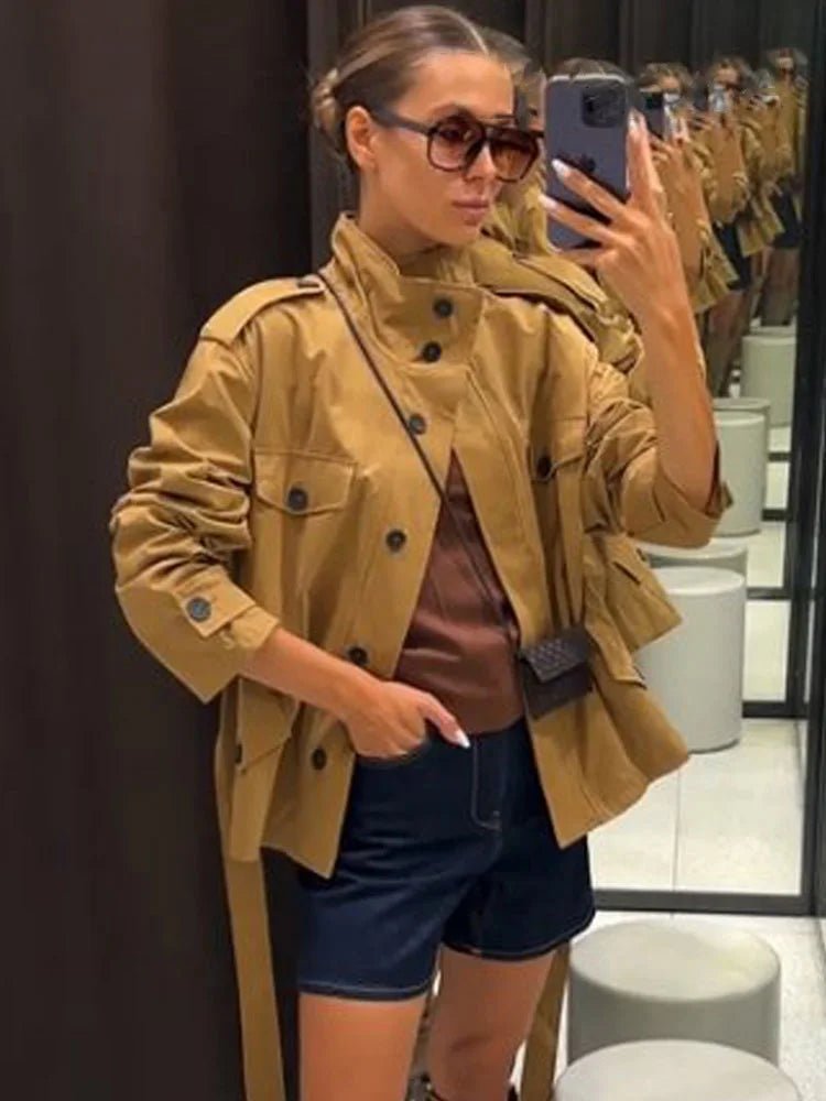 Ellie bunda s vysokým límcem a páskem + skort