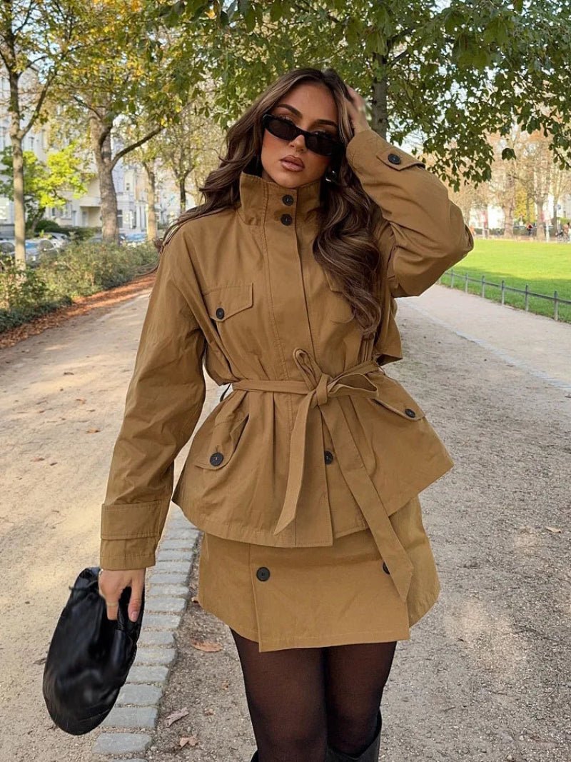 Ellie bunda s vysokým límcem a páskem + skort