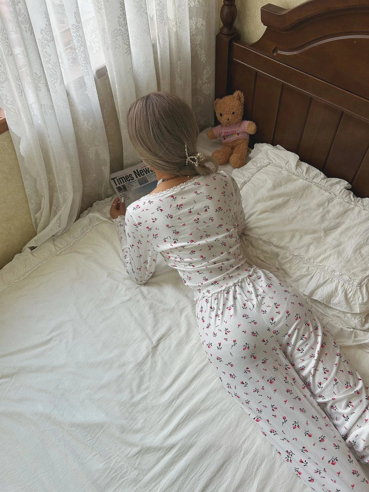 Dámské pyžamo s dlouhým rukávem a květinovým vzorem
