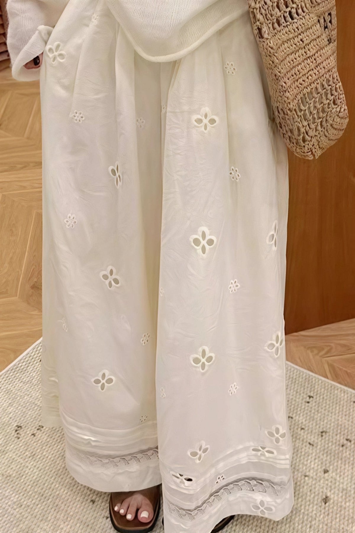 Ella Kalhoty s Výšivkou a Rozšířenými Nohavicemi
