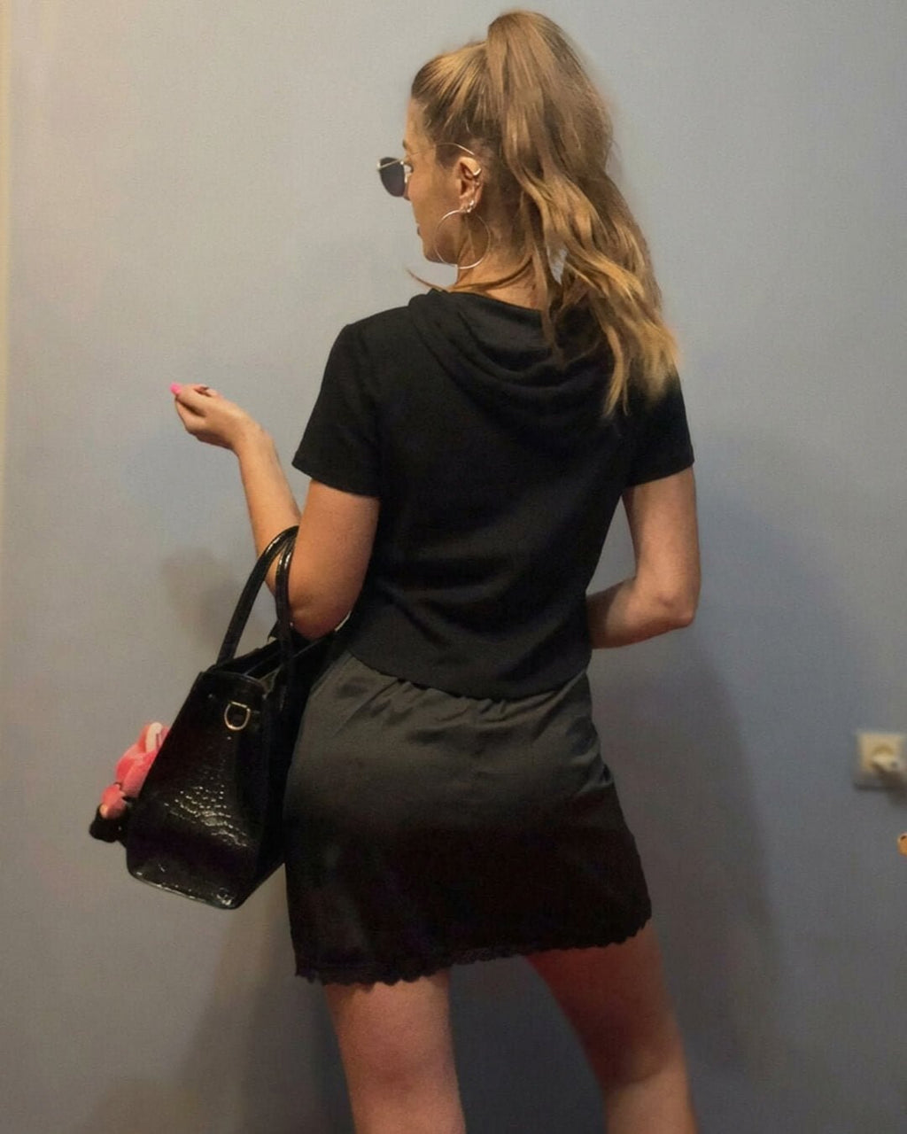 Johana saténová mini sukně s krajkovým lemem