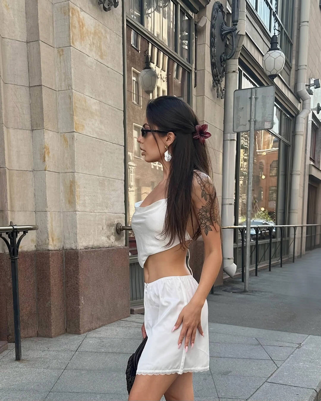 Johana saténová mini sukně s krajkovým lemem