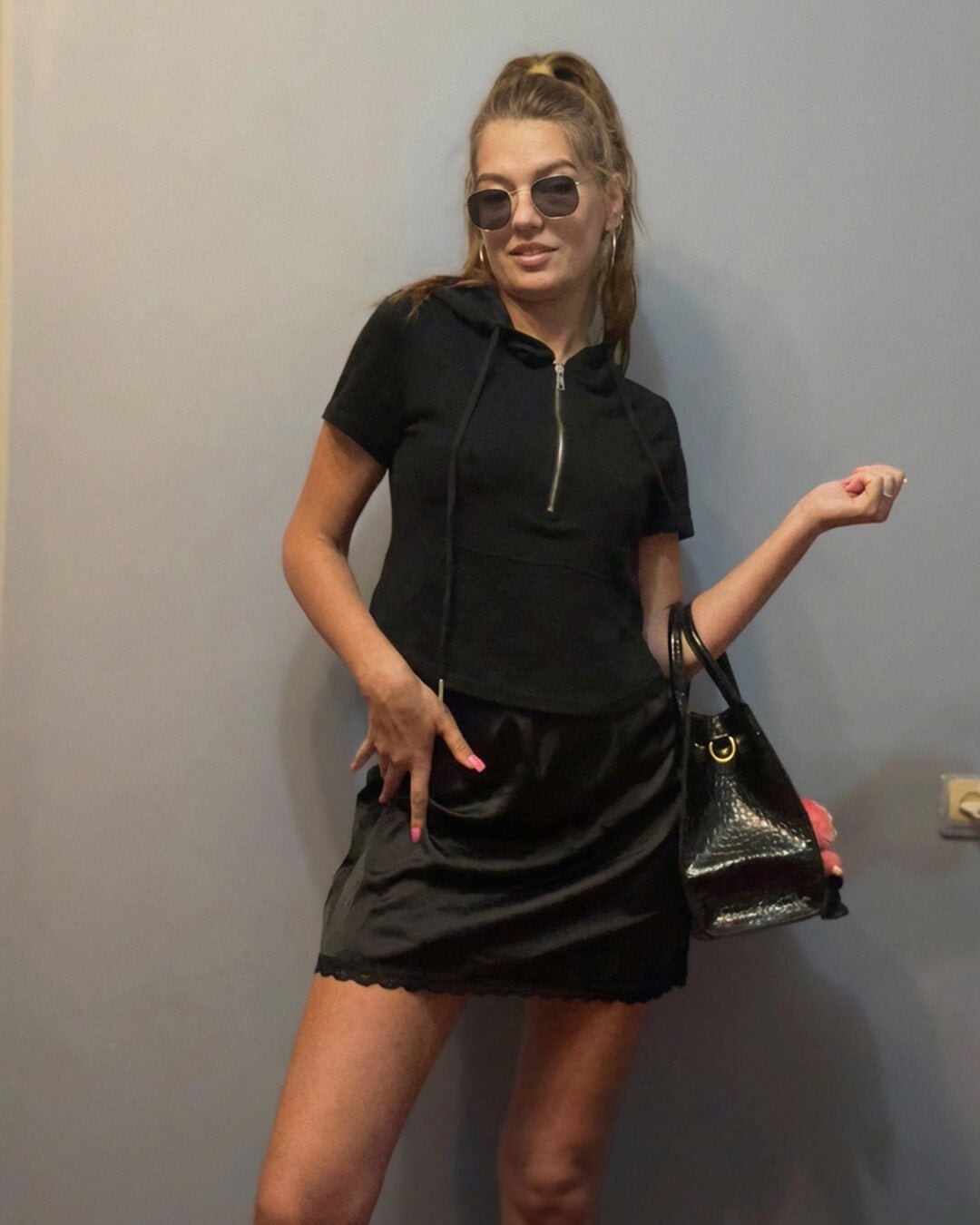 Johana saténová mini sukně s krajkovým lemem