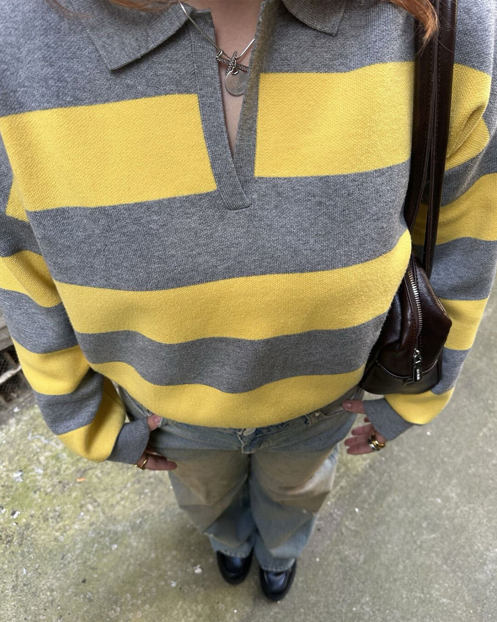Una pruhovaný pletený pulovr s výstřihem do V