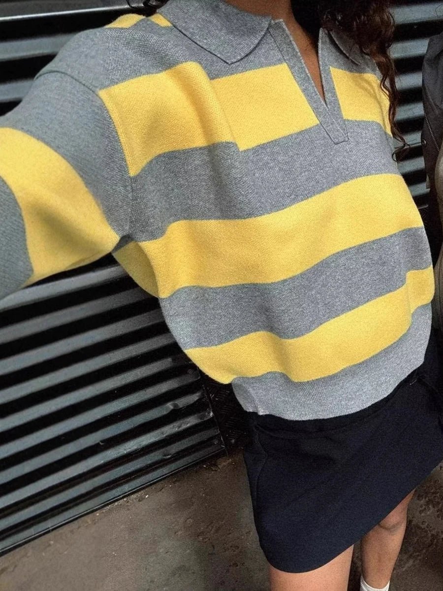 Una pruhovaný pletený pulovr s výstřihem do V
