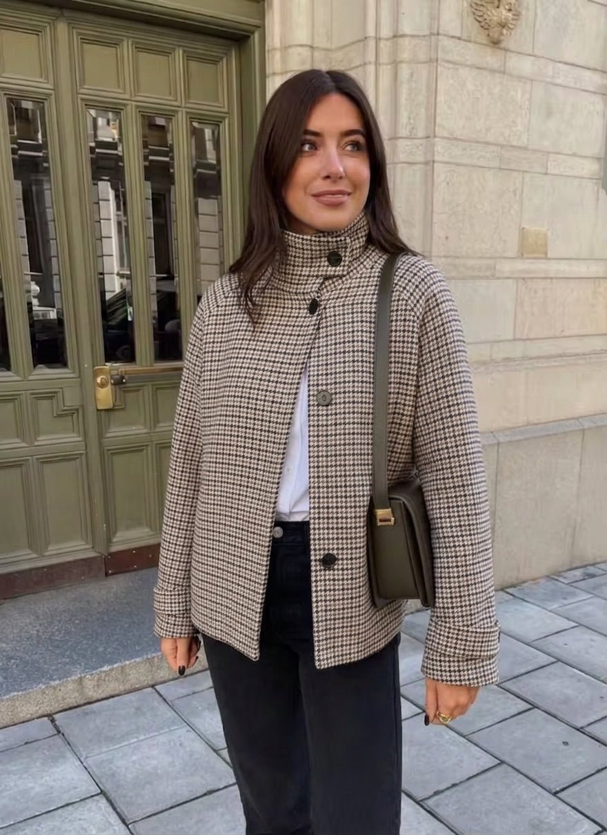 Amelia krátká bunda s vysokým límcem a vzorem pepito