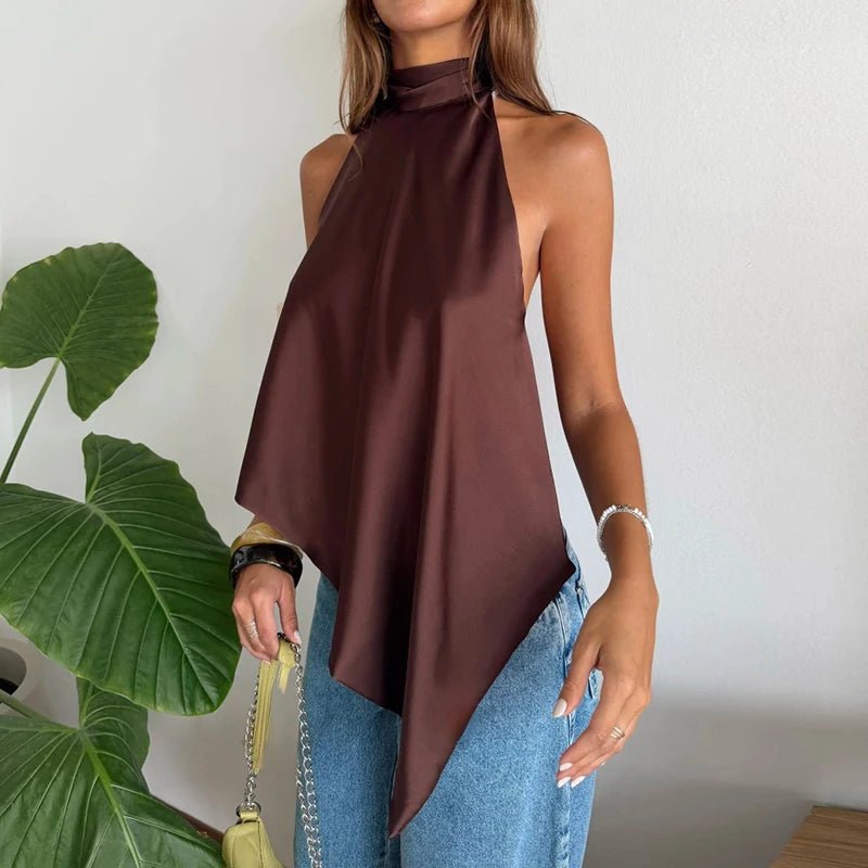 Elina Top s odhalenými zády a halter výstřihem