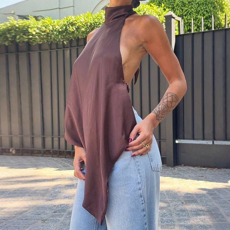 Elina Top s odhalenými zády a halter výstřihem