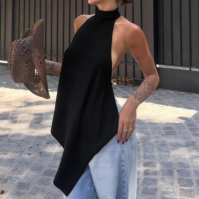 Elina Top s odhalenými zády a halter výstřihem