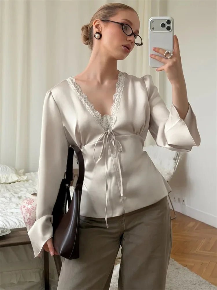 Naomi saténový top s výstřihem do V