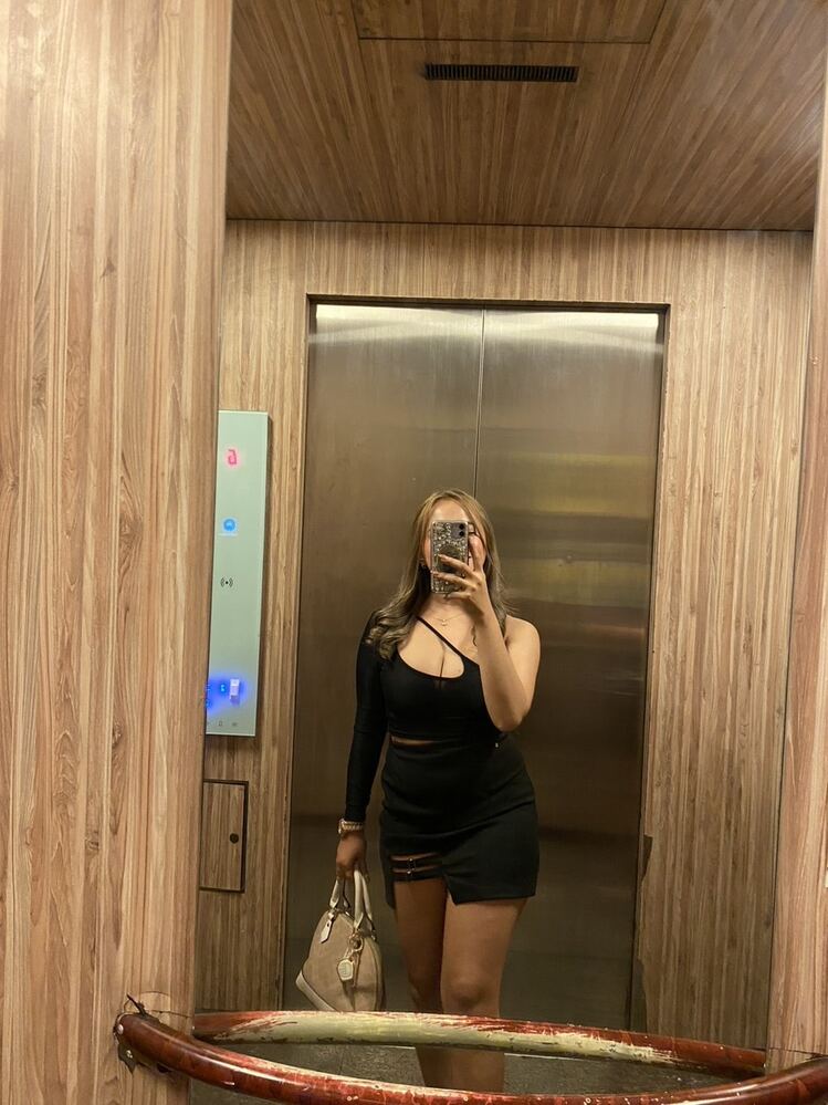 Celeste asymetrický crop top s výstřihem a průstřihy