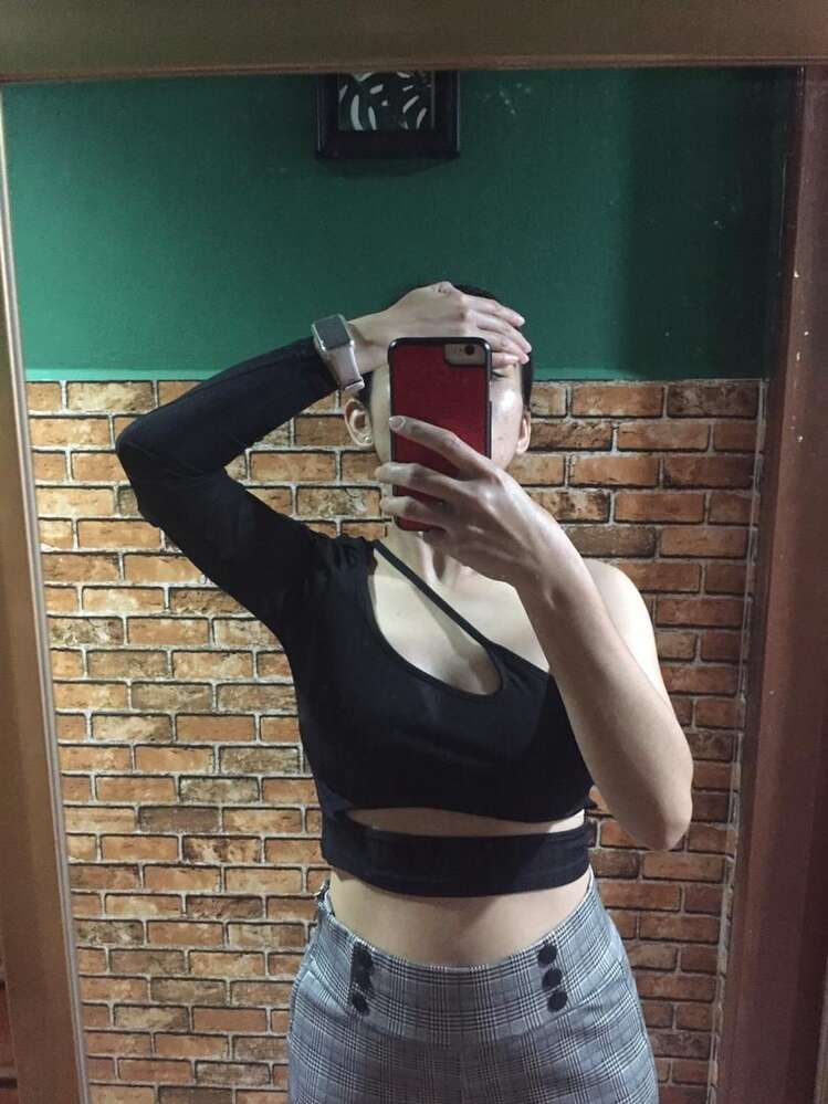 Celeste asymetrický crop top s výstřihem a průstřihy