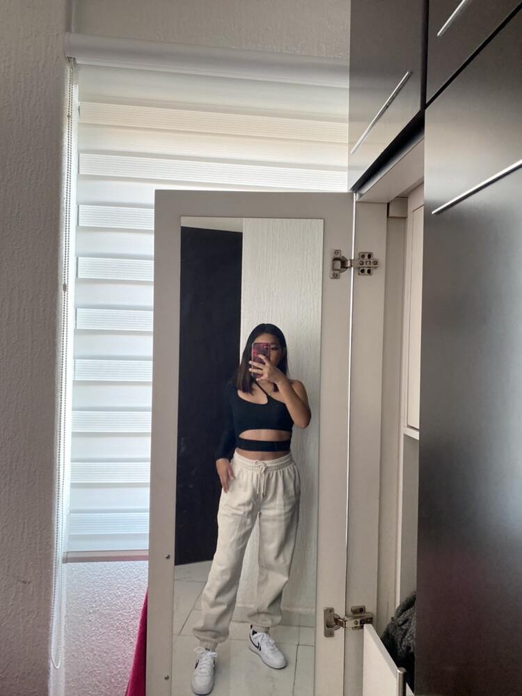 Celeste asymetrický crop top s výstřihem a průstřihy