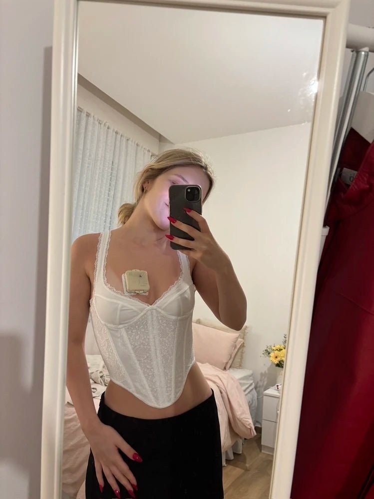Nadira top s krajkovým lemem a ramínky na knoflíky