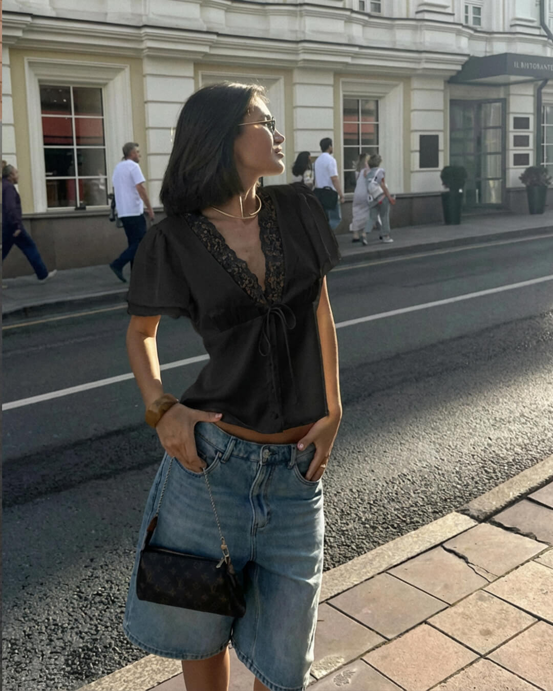 Dámská halenka s krajkovou rozetou, krátkým rukávem a výstřihem do V