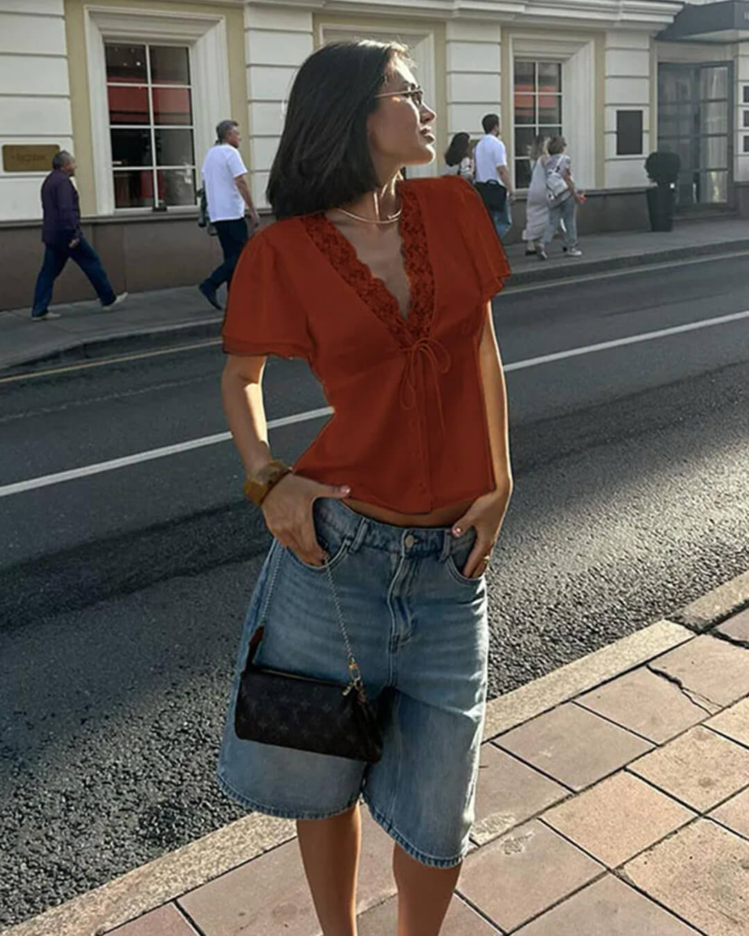 Dámská halenka s krajkovou rozetou, krátkým rukávem a výstřihem do V